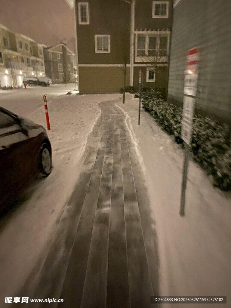 雪夜小区内的积雪道路