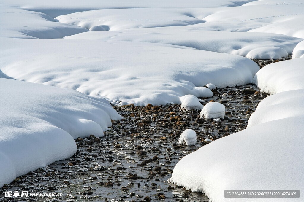 雪覆石滩景象