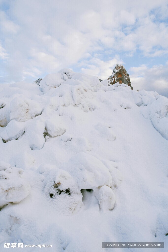 雪覆山峦 尽显纯净之美