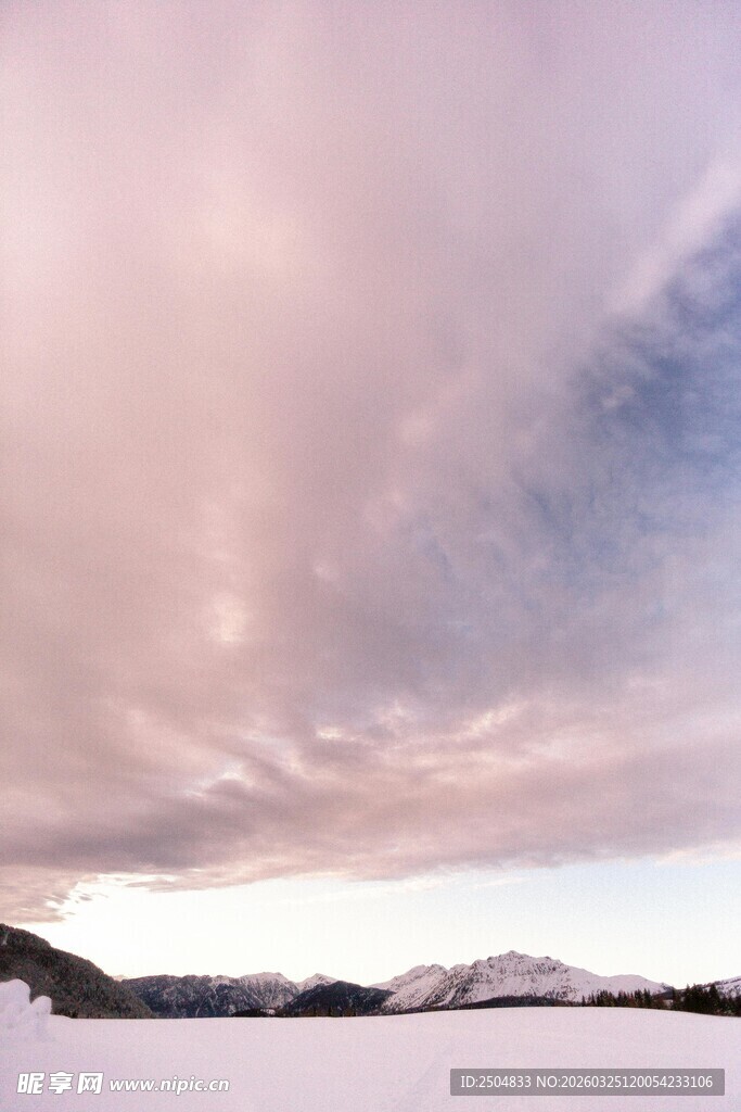 雪地上空的梦幻粉紫色云彩