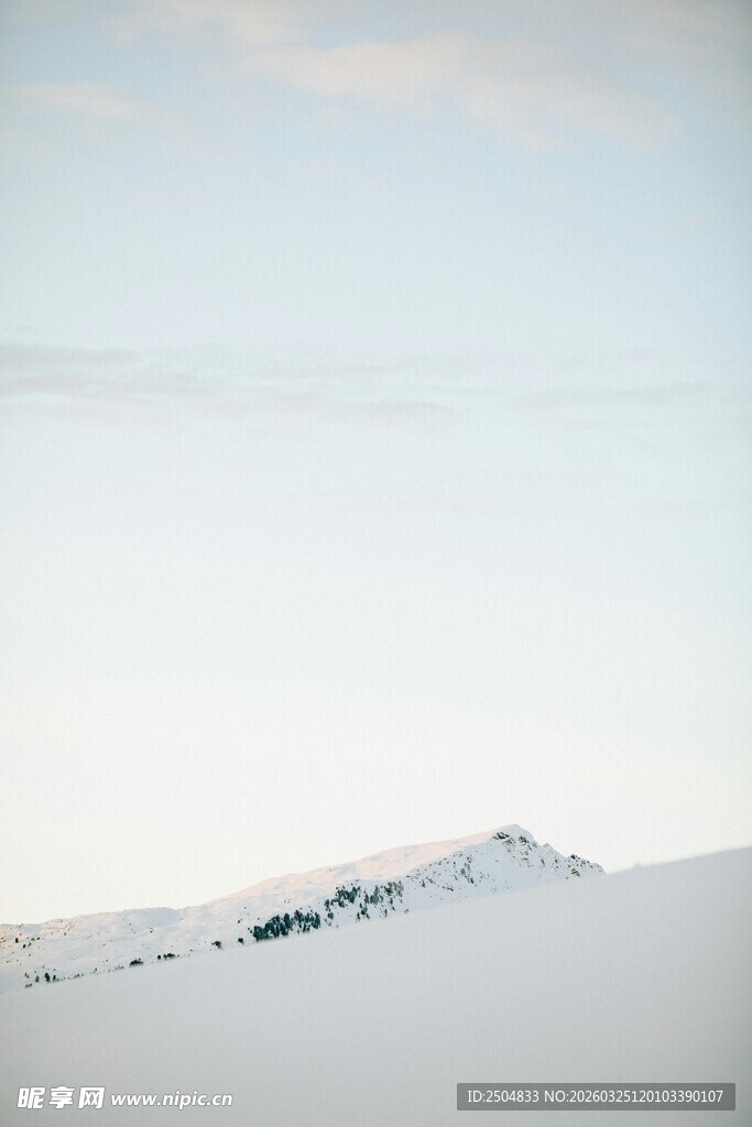 雪覆远山的纯净景致