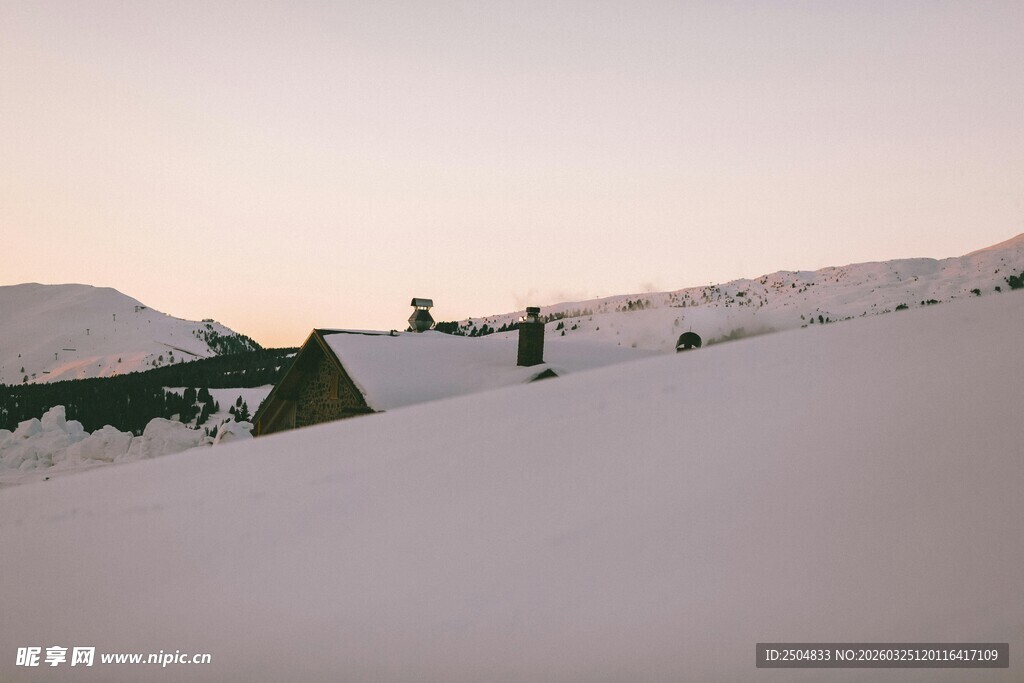 雪坡上的建筑与远山景色