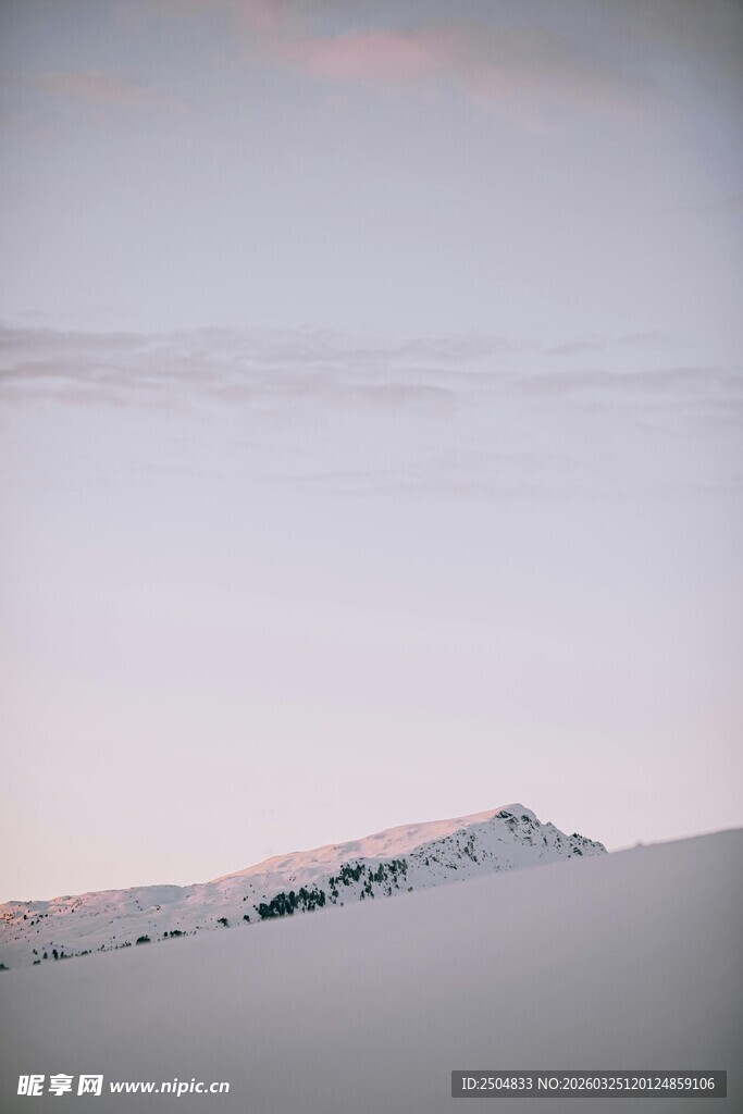 雪山远景 天际朦胧之美