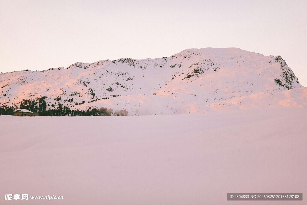 雪覆山峦的静谧美景
