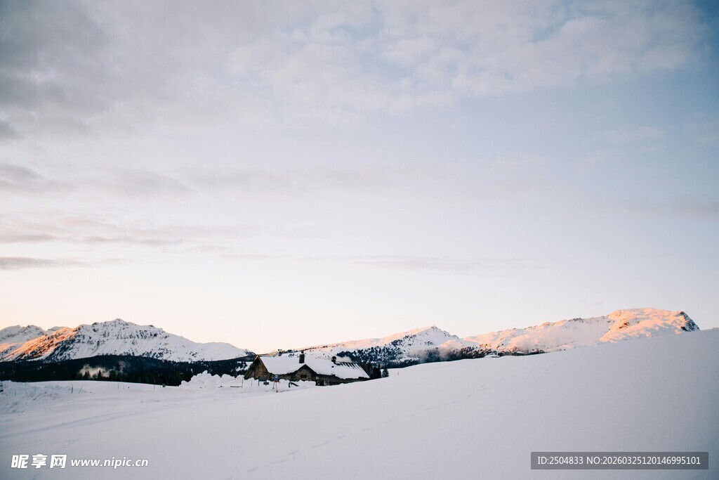 雪山云海壮丽风光