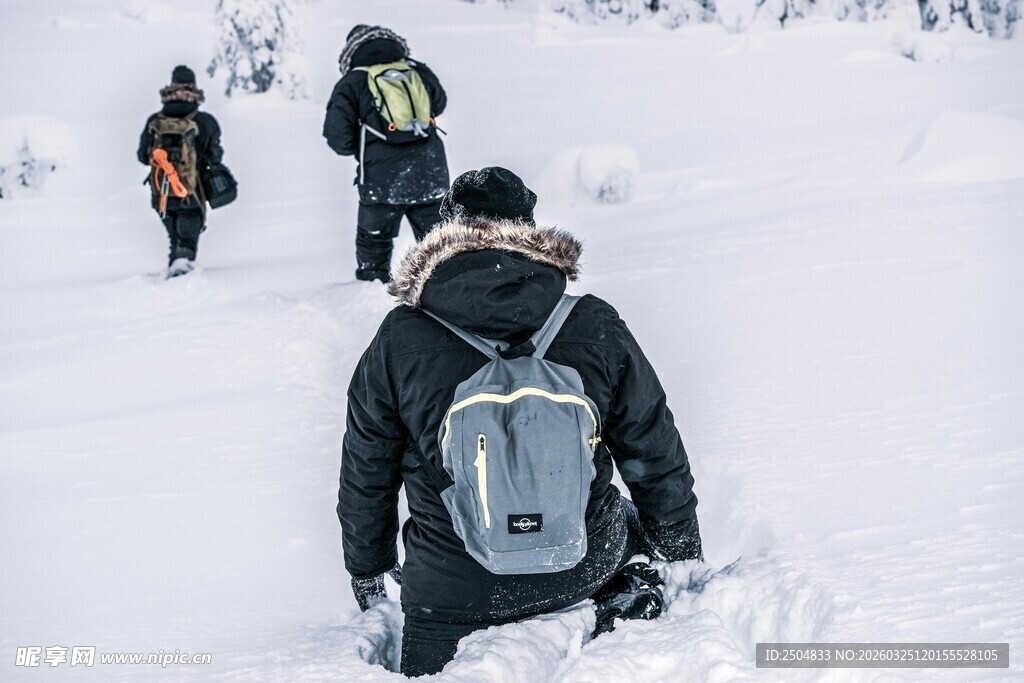 雪地徒步旅行者背影