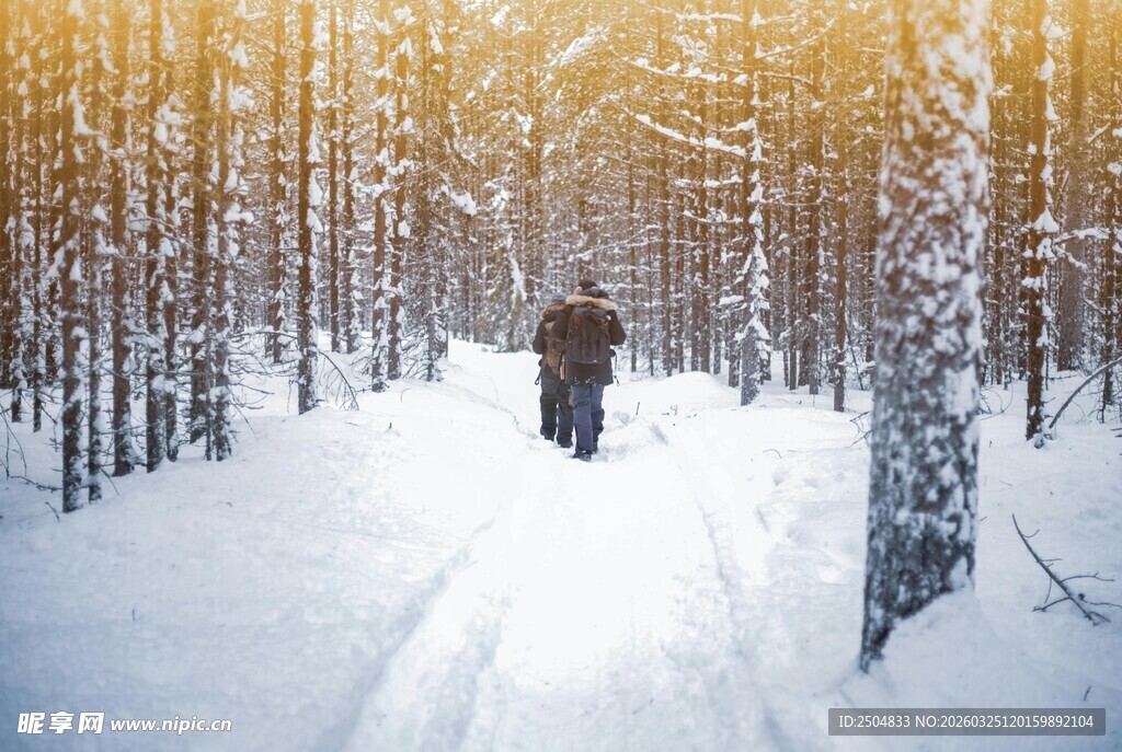 冬日雪地独行的人