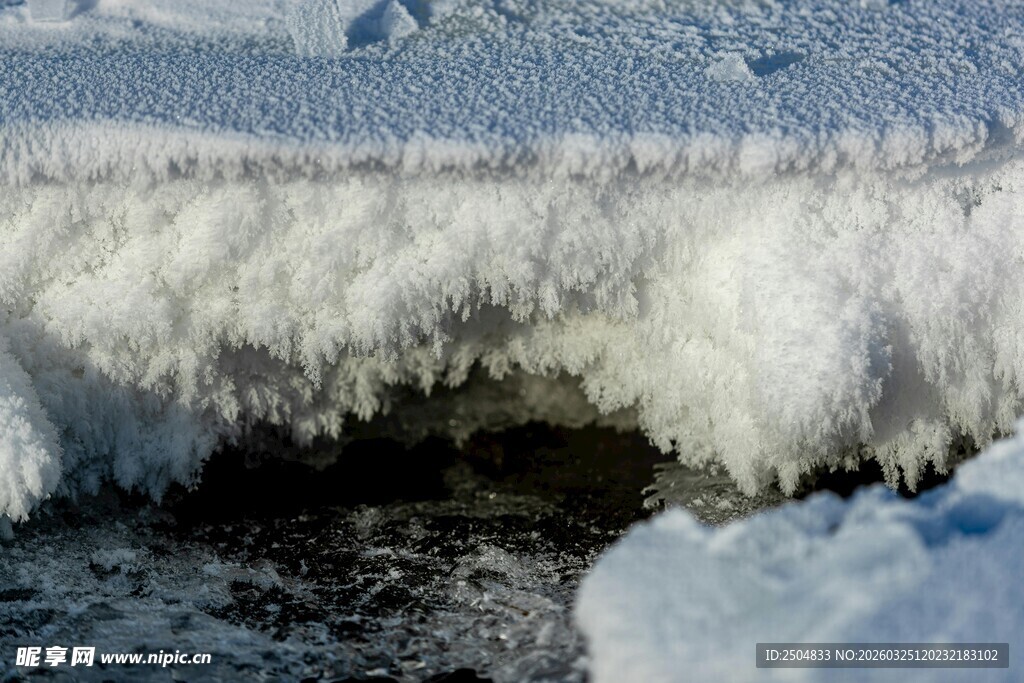 冬日溪流上的冰雪景观