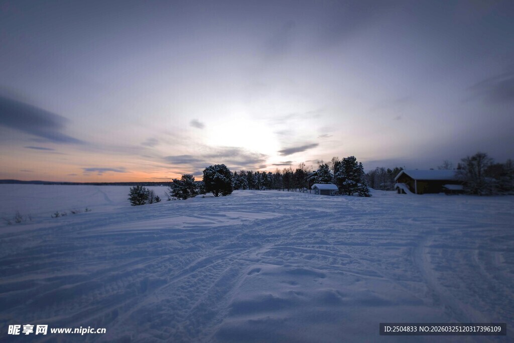 冬日雪地村落的黄昏美景