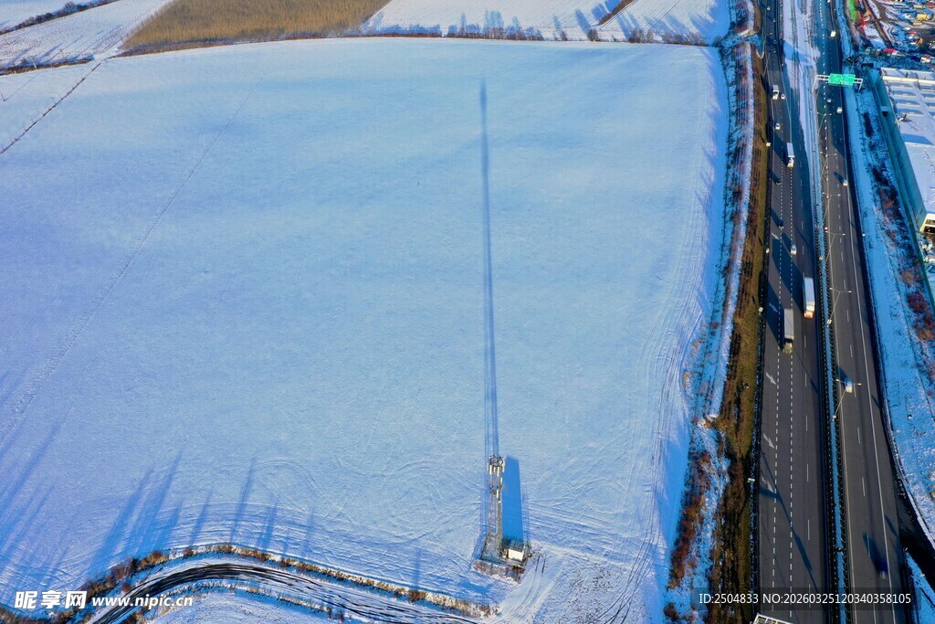 冬日雪景中的道路与田野
