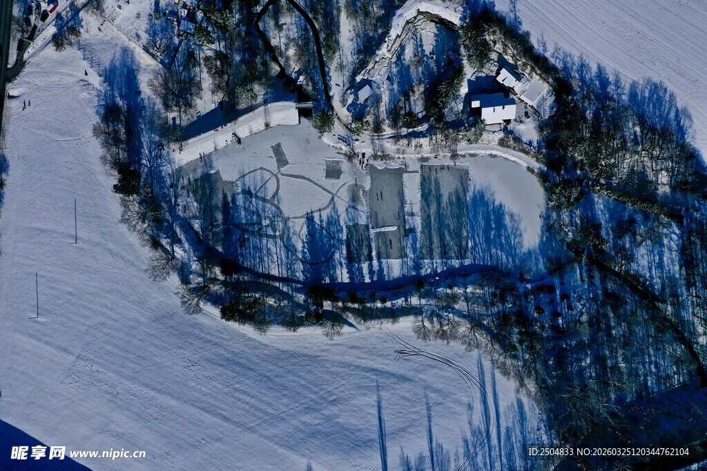 冬日雪景中的静谧村落