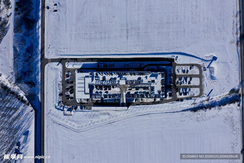 空中俯瞰港口中的船只