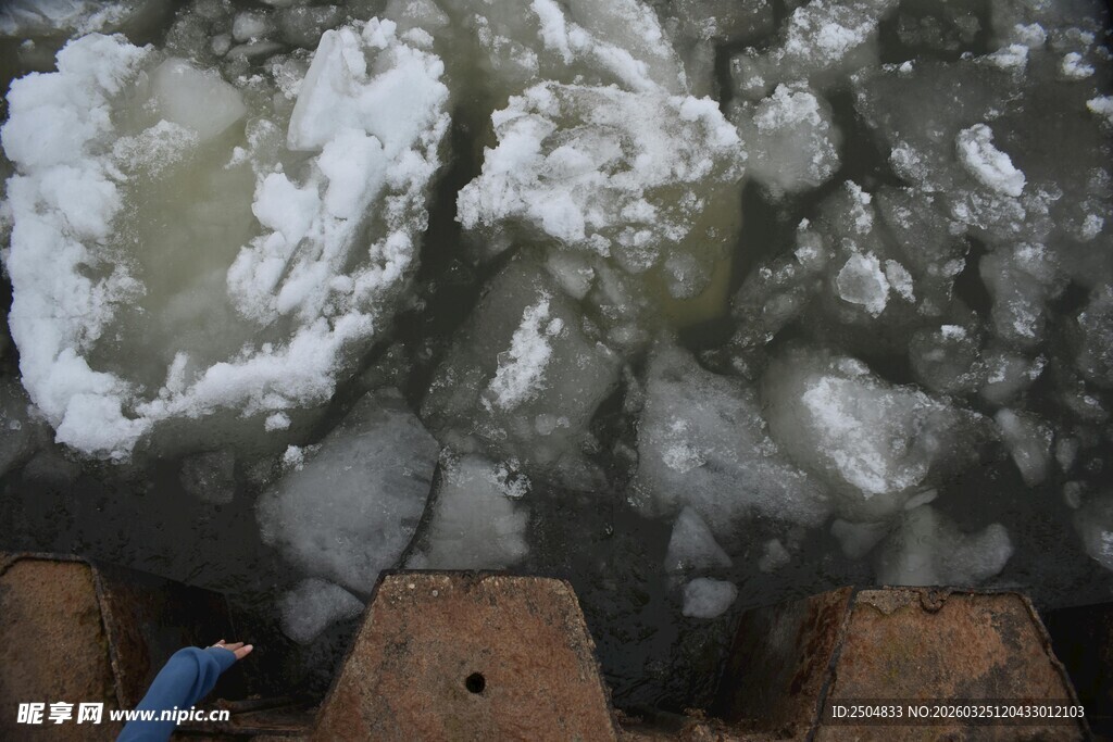 岸边堆积的白色泡沫冰块