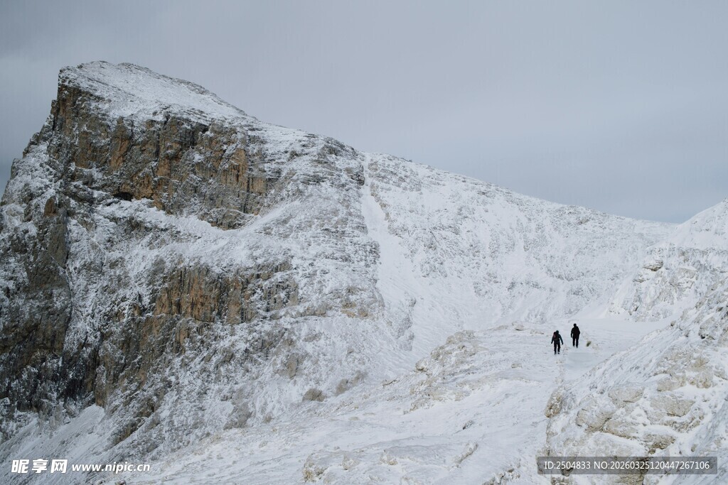 雪山徒步者攀登险峻山峰