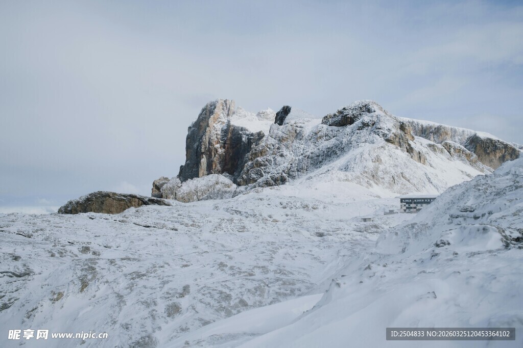 雪山孤峰壮丽景致