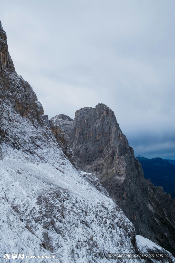 雪山峻岭壮丽风光