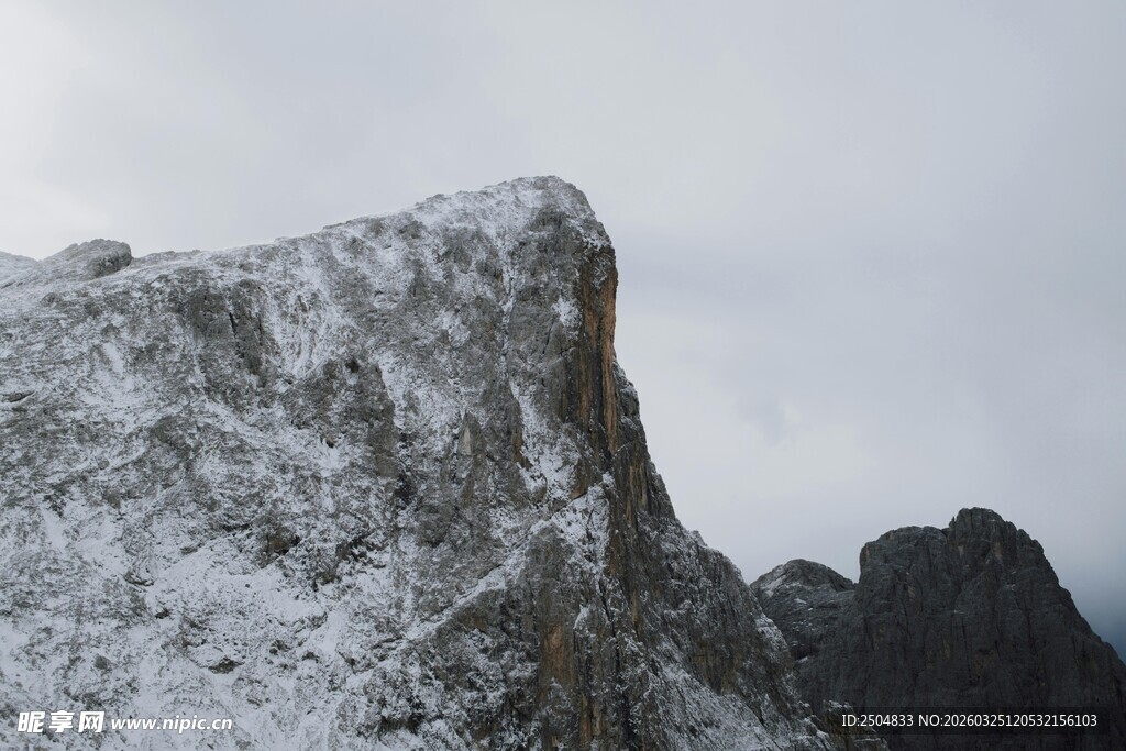 雪覆峻峭山峰