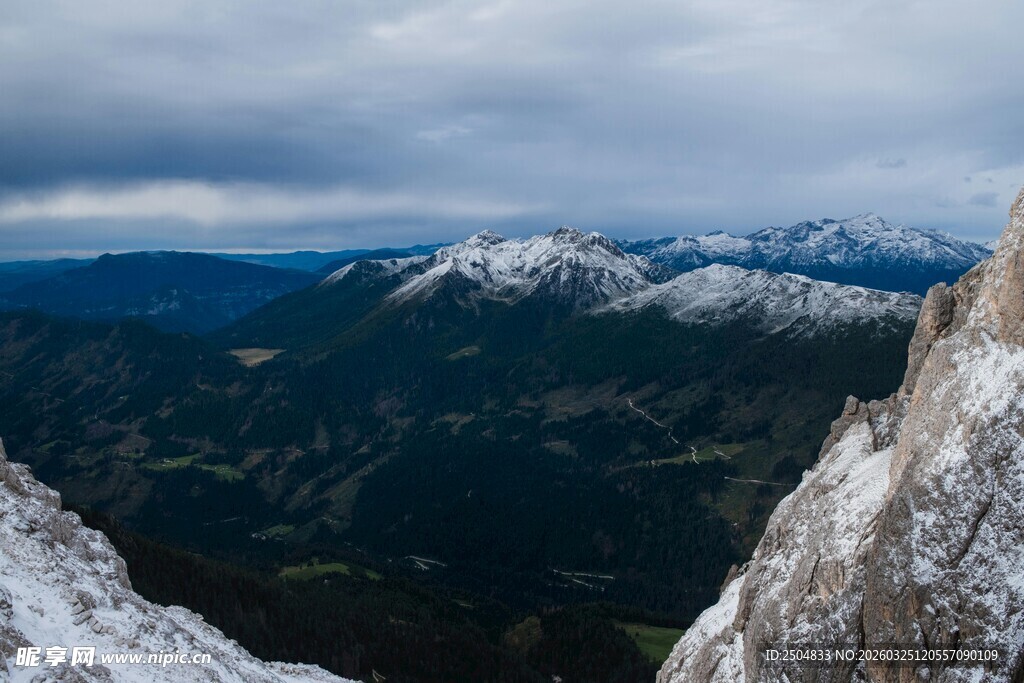 雪山壮丽景色俯瞰