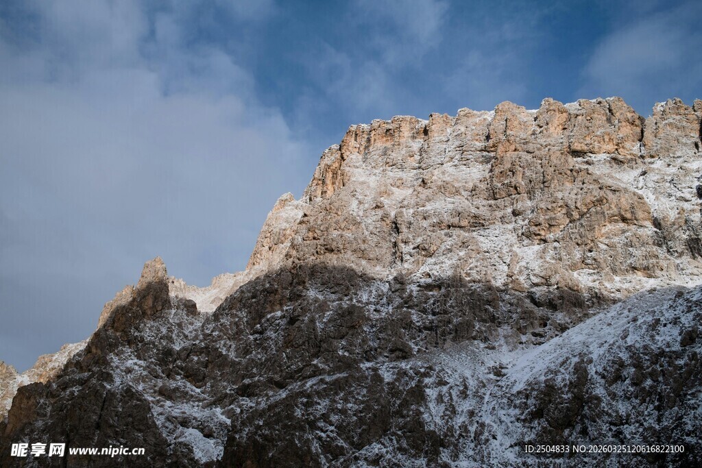 雪覆山峰 尽显壮丽之美