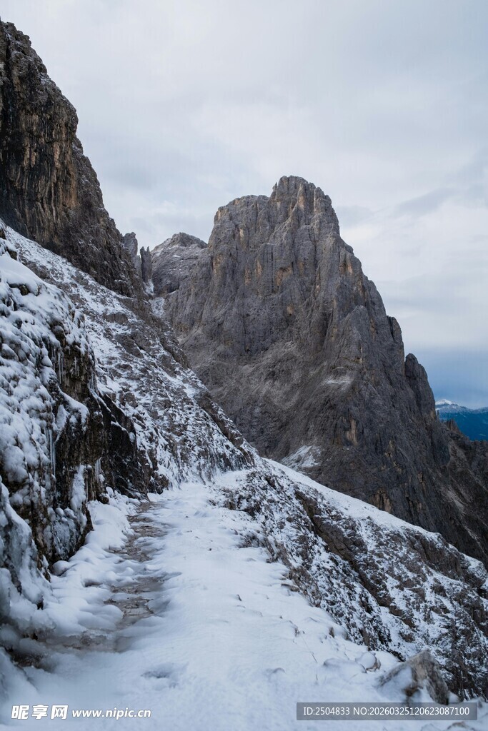 雪山峻岭间的壮美景致