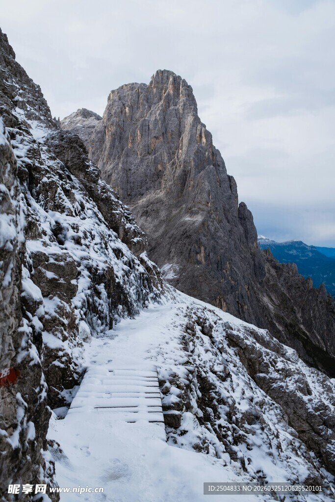 雪山峻岭中的蜿蜒小径