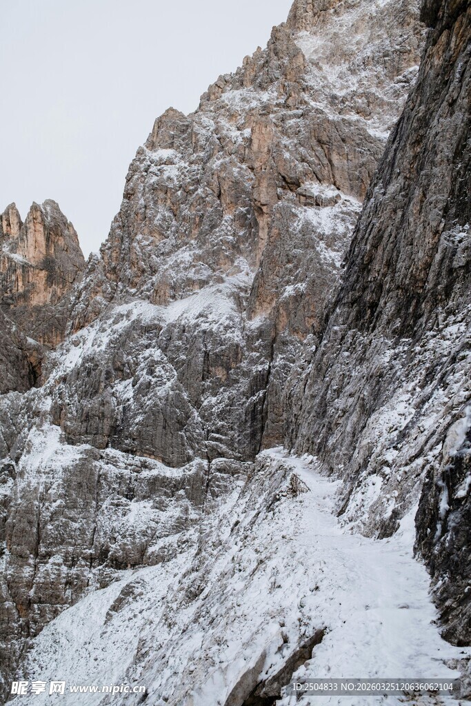 雪山峻岭壮丽风光