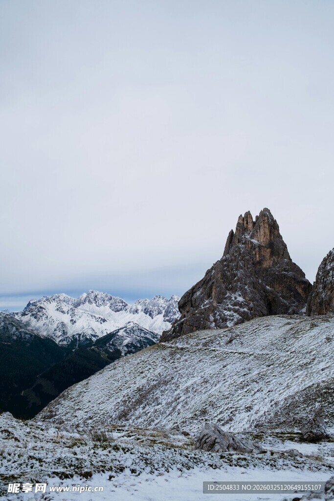 雪山孤峰壮丽景致