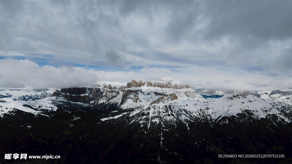 雪山远景 云雾缭绕之景