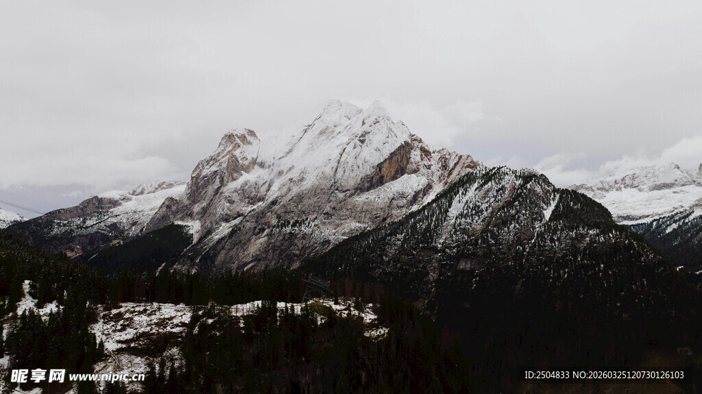 雪山下的静谧景致