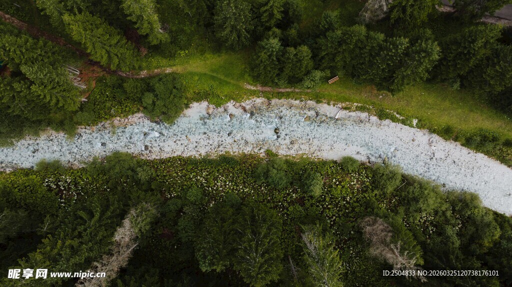 山间溪流旁的徒步人群
