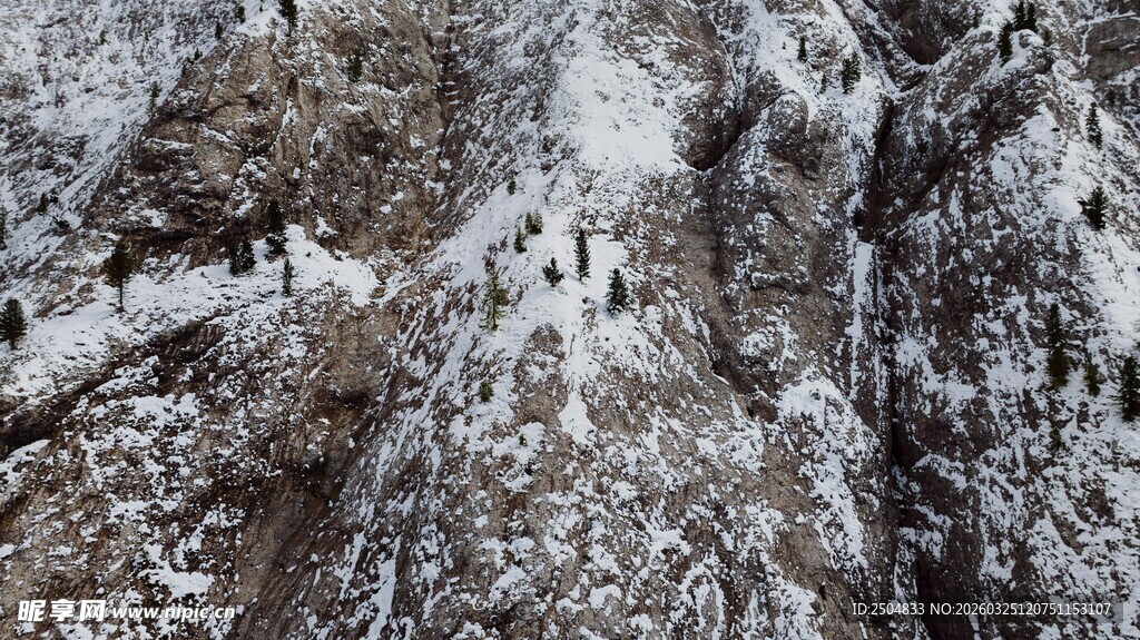 雪覆山峦 攀登者坚毅前行