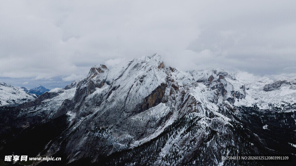 雪山巍峨壮丽景色