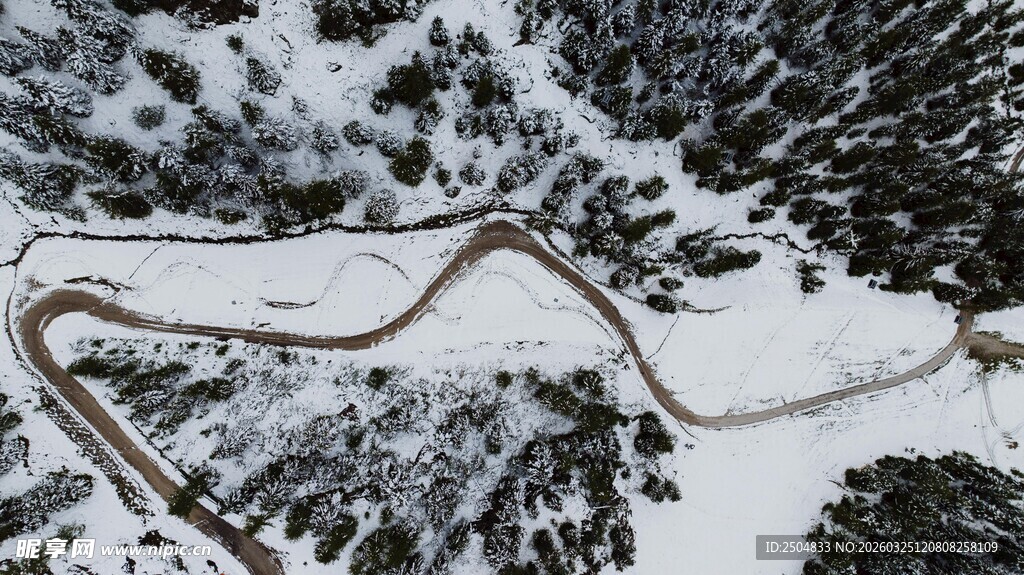 雪覆山间蜿蜒公路美景