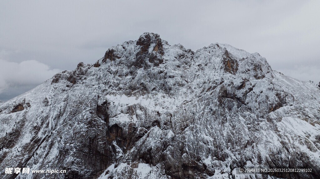 雪覆山峦壮丽景致