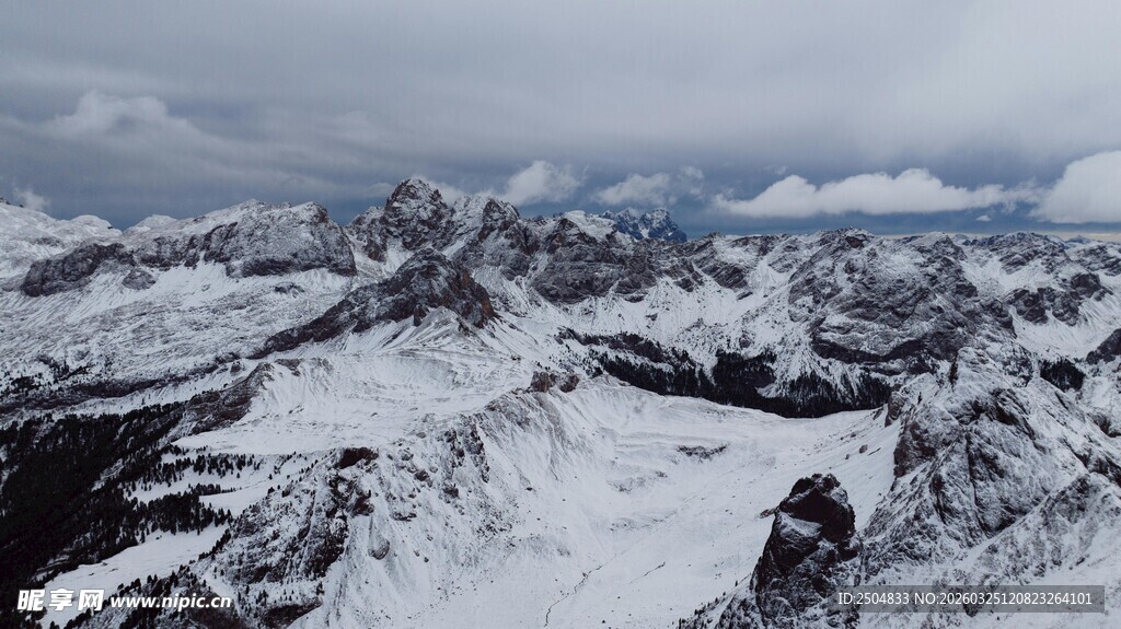 雪山壮丽景观
