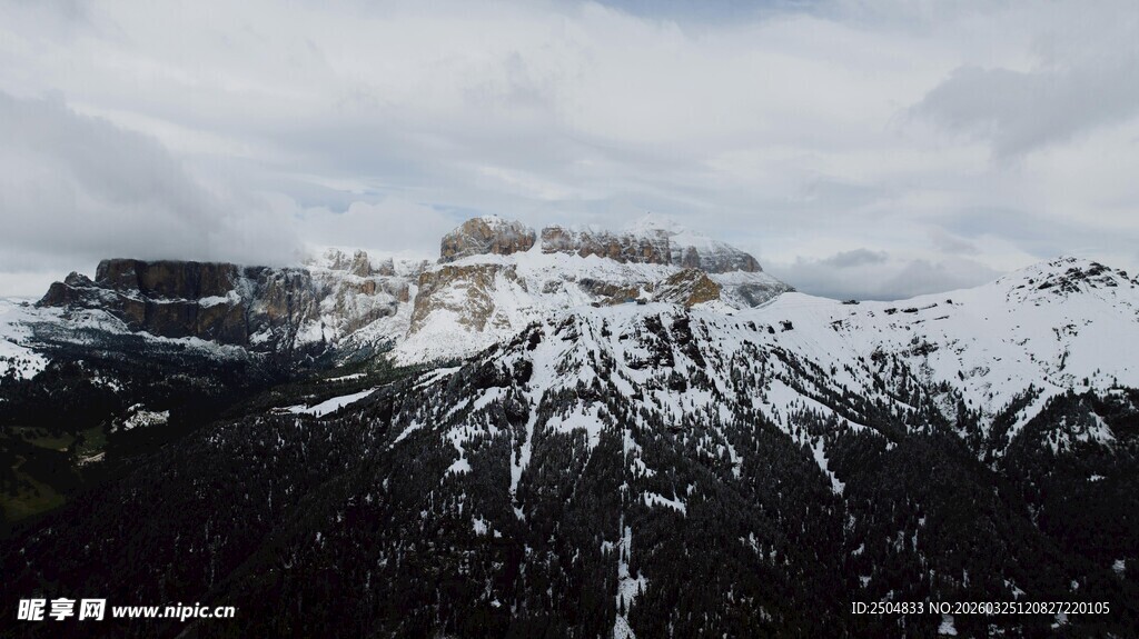 雪山覆盖的壮丽山峦景观