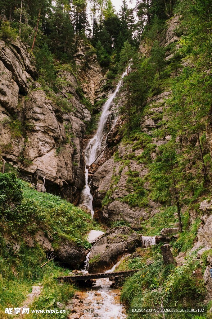 山间瀑布 绿意盎然的景致