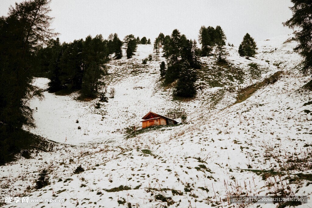 雪中山景中的红色小屋