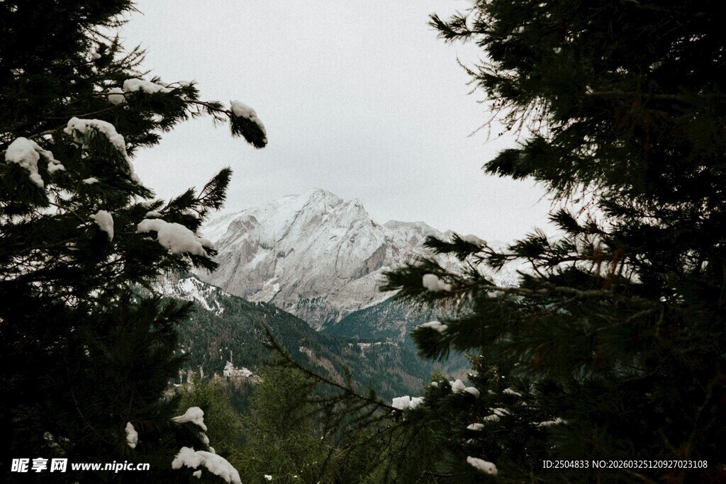 雪覆山林间的巍峨山脉