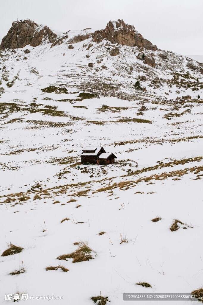 雪地中的车辆与山丘景观