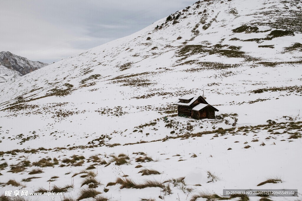 雪山中的孤独小屋