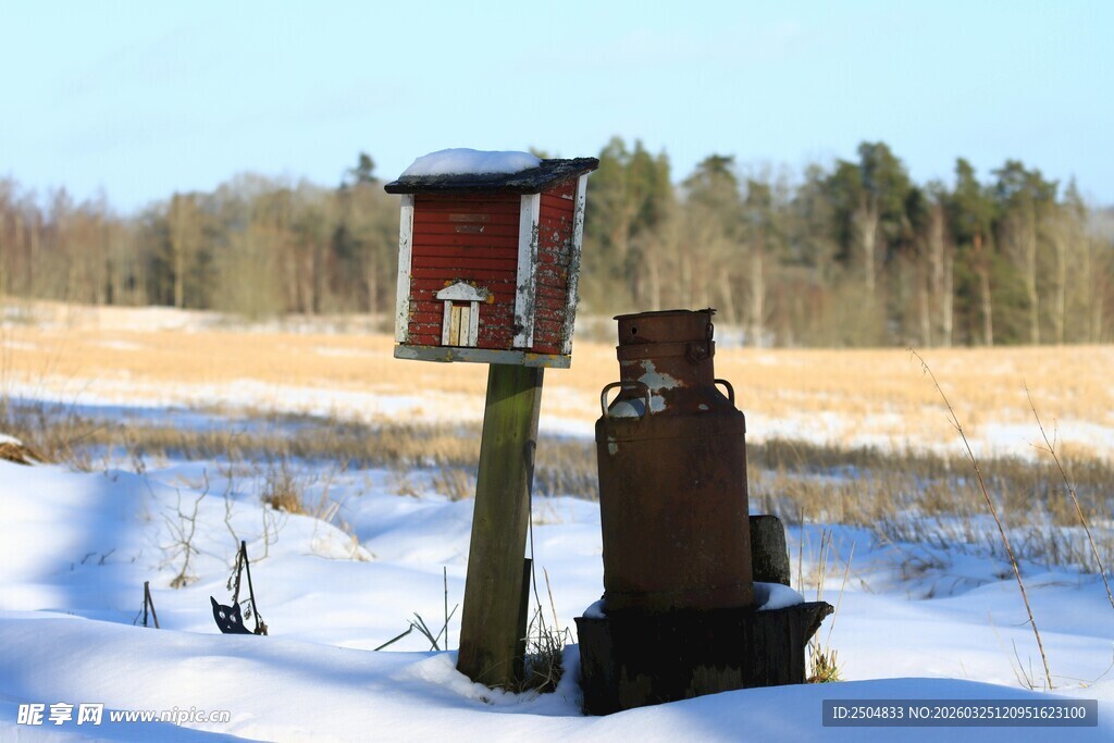 雪地中的鸟舍与木桩