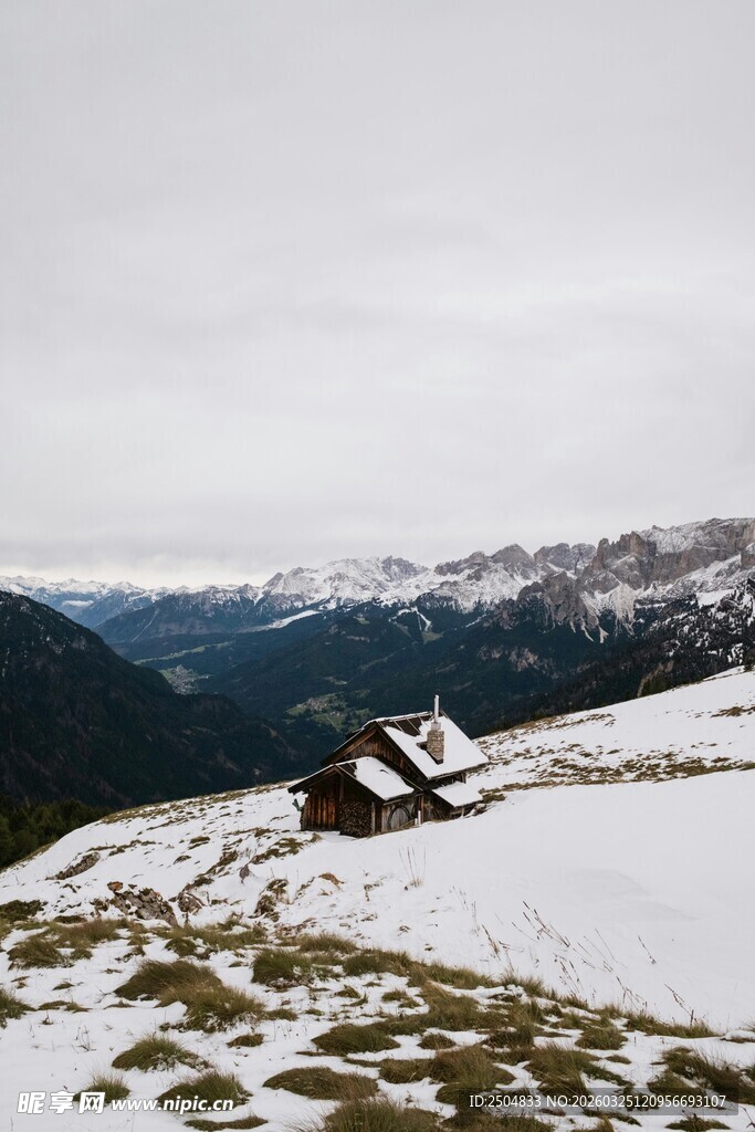 雪山中的小屋风景