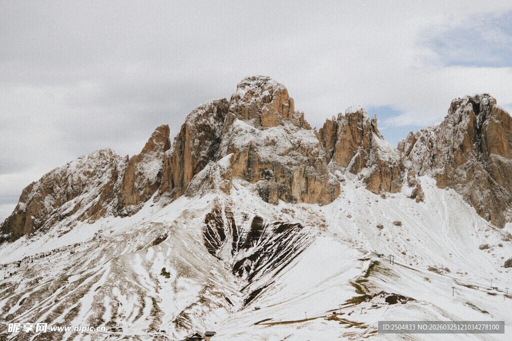 雪山壮丽山峰景观