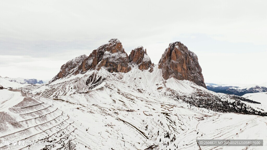 雪山巍峨壮丽风景图