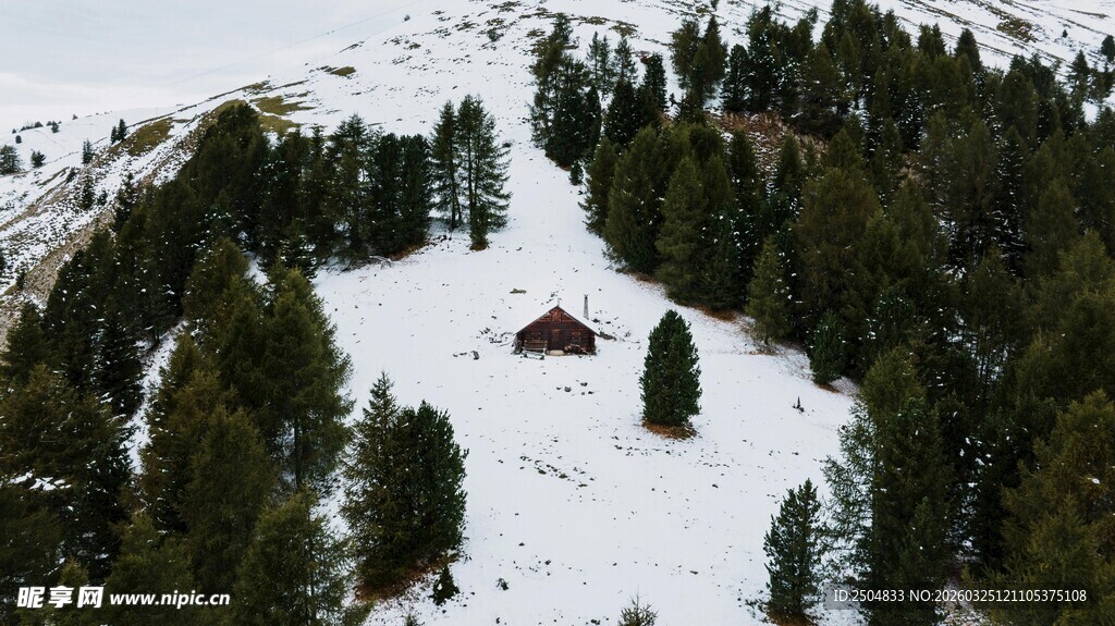 雪中山间小屋俯瞰图