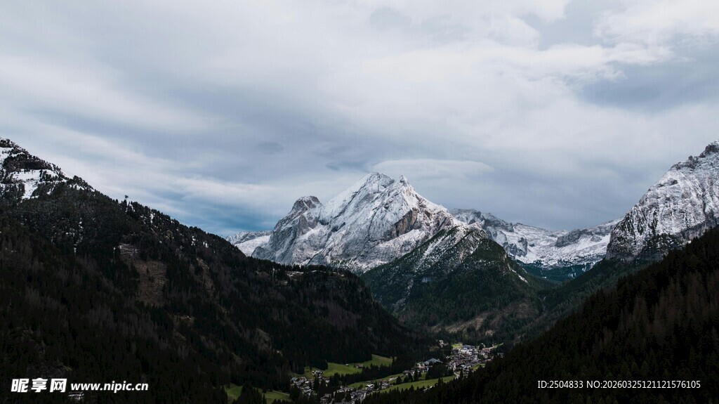 壮丽雪山山谷风景图