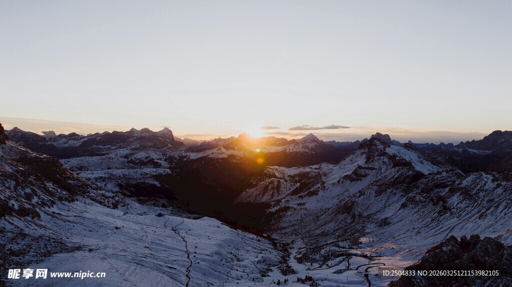 雪岭间的壮丽日出美景
