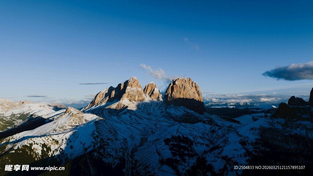 雪山峻岭壮丽风光