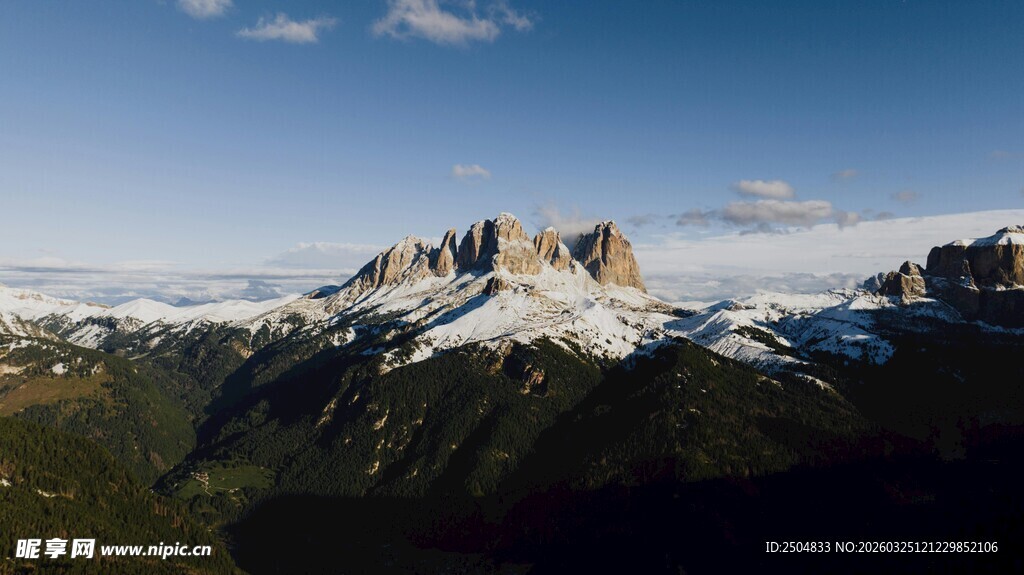 壮丽雪山山脉风景